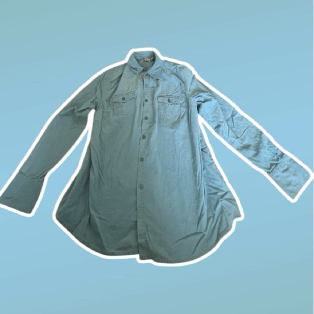 ⚪️DUO MATERNITY: Women’s M, light blue corduroy button down shirt, preloved⚪️
